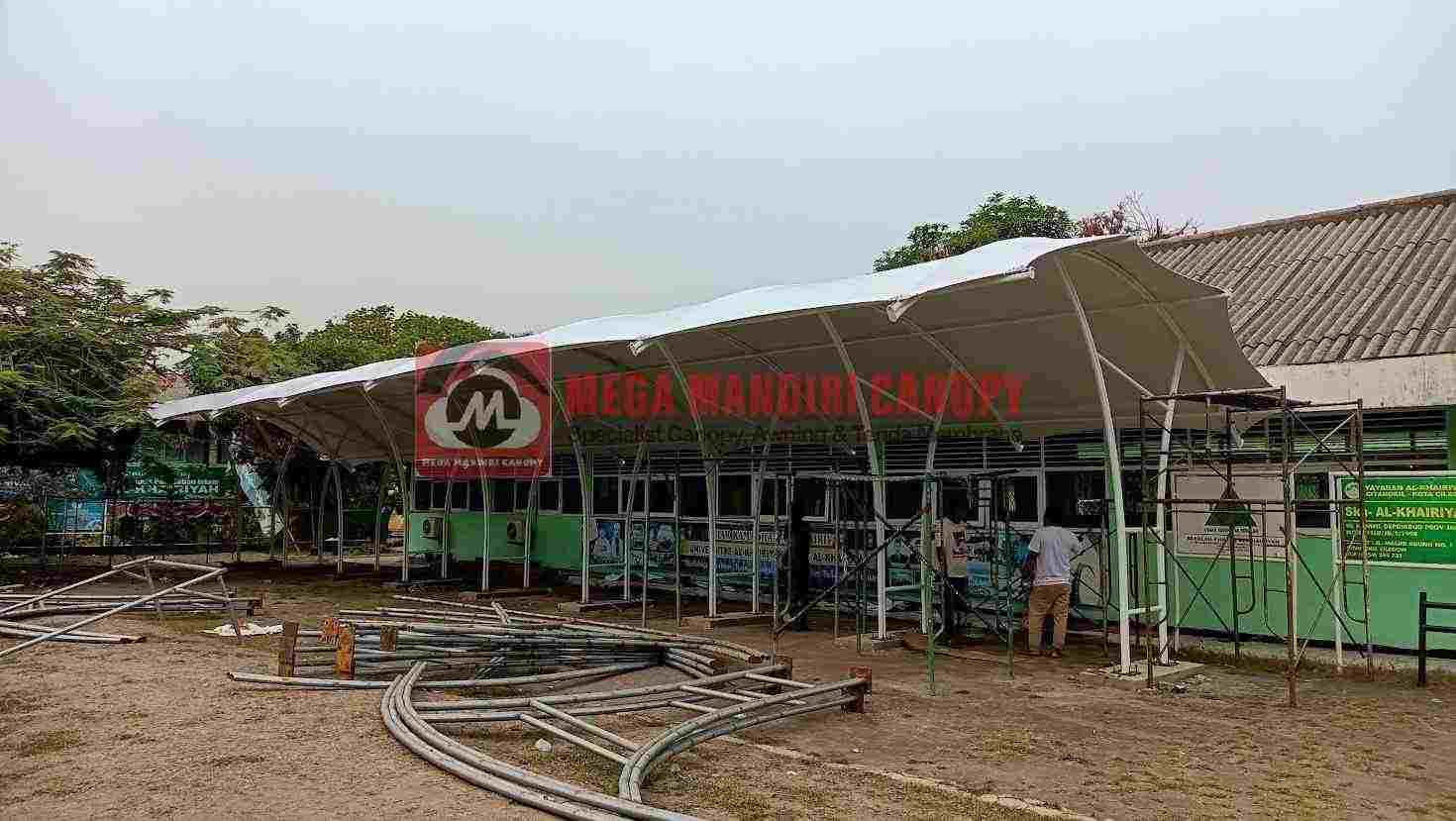 Kanopi membrane terpasang di area parkir masjid dengan desain modern dan elegan